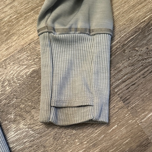 Athleta Light Gray mock Neck workout top kangaroo pockets thumb holes athleisure - Picture 4 of 7